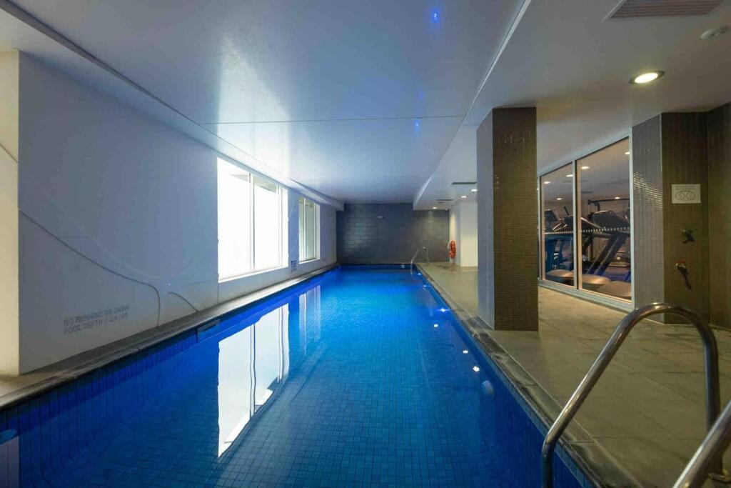 City Apartment, Pool & Carpark أدليد المظهر الخارجي الصورة