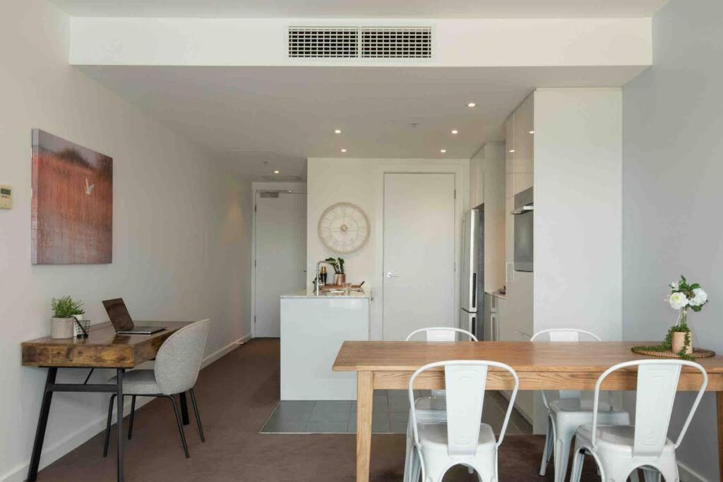 City Apartment, Pool & Carpark أدليد المظهر الخارجي الصورة